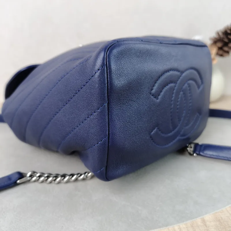 Chanel Backpackv Backpack Navy Lambskin Small18 × 11 × 23 cm — detail view 2 of 15