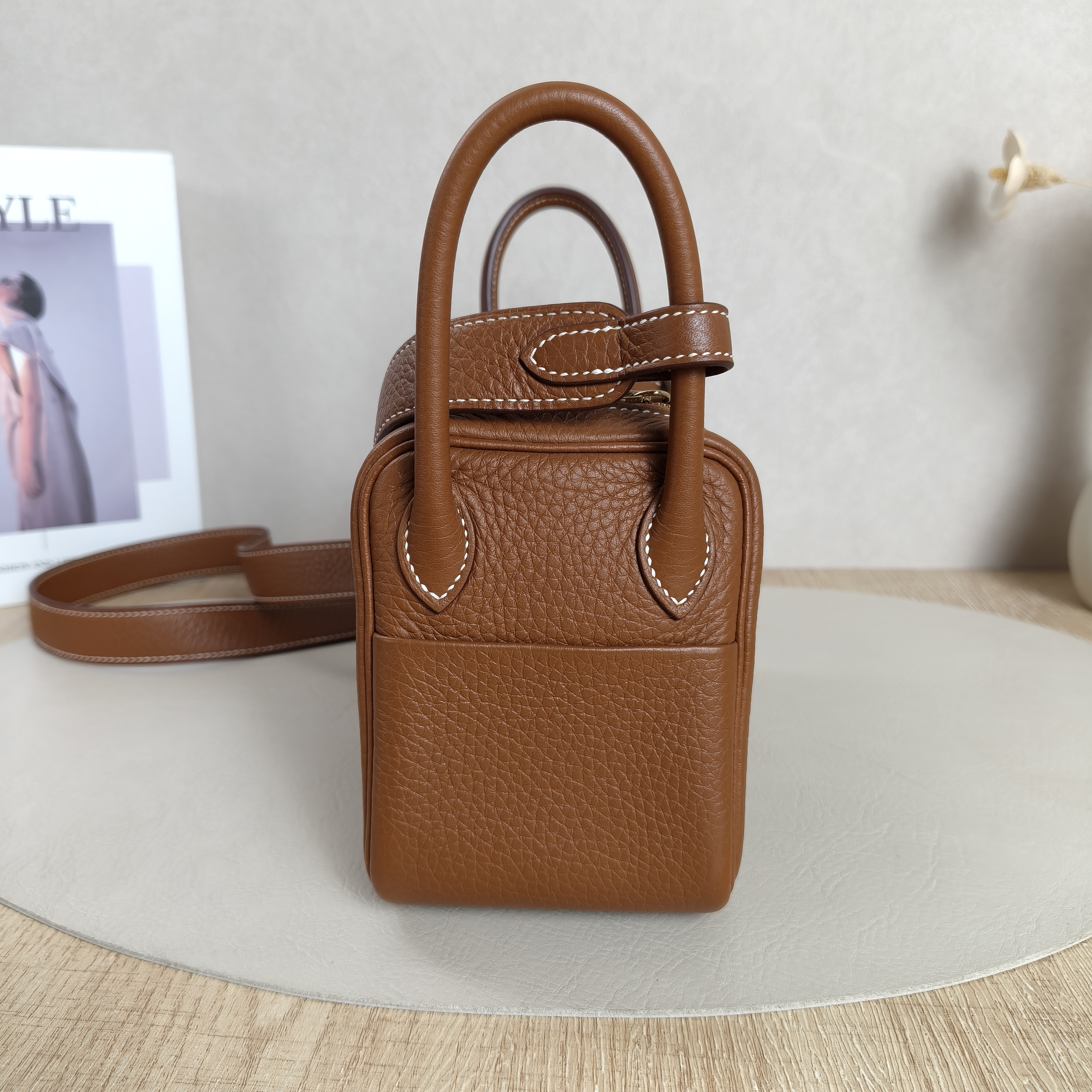 Hermès Shoulder Bag Lindy Mini 19 Clemence Taurillon TC Calfskinmini19 × 9 × 13 cm — cover view 3 of 12