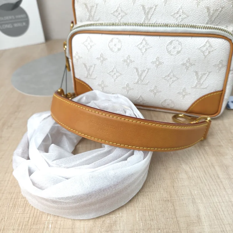 Louis Vuitton Crossbody Bag Nil Messenger Bag PVC One Size 25 × 11 × 17.5 cm — detail view 5 of 12