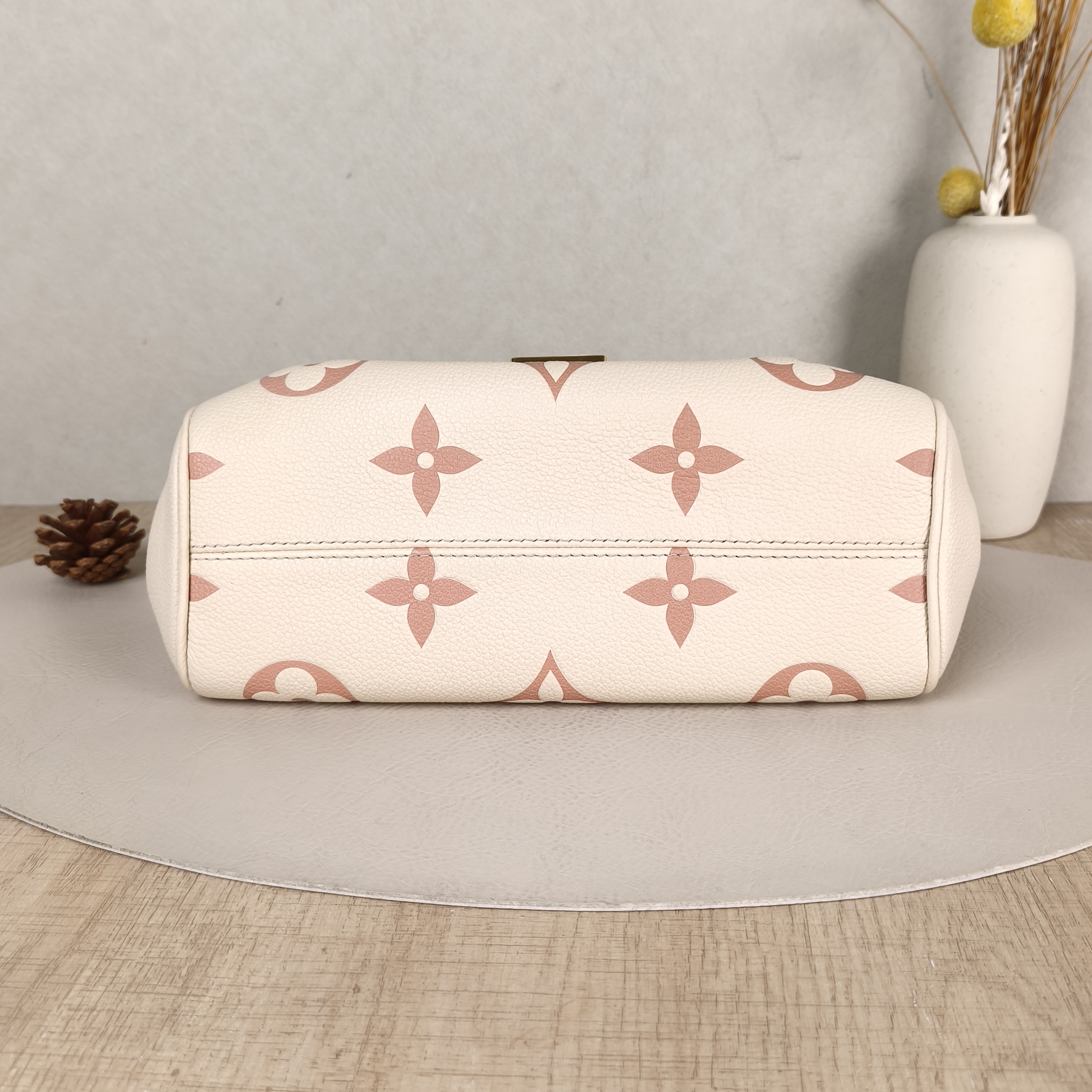 Louis Vuitton Crossbody Bag Favorite White · Pink Empreinte Embossed Calfskin Monogram Medium24 × 9 × 14 cm — cover view 5 of 6