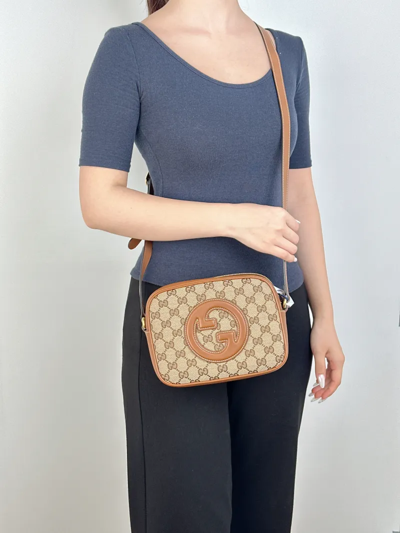 GUCCI Crossbody Bag Blondie g Camera Bag Monogram Canvas， mini21 × 8 × 15.5 cm — on-model view 1 of 2