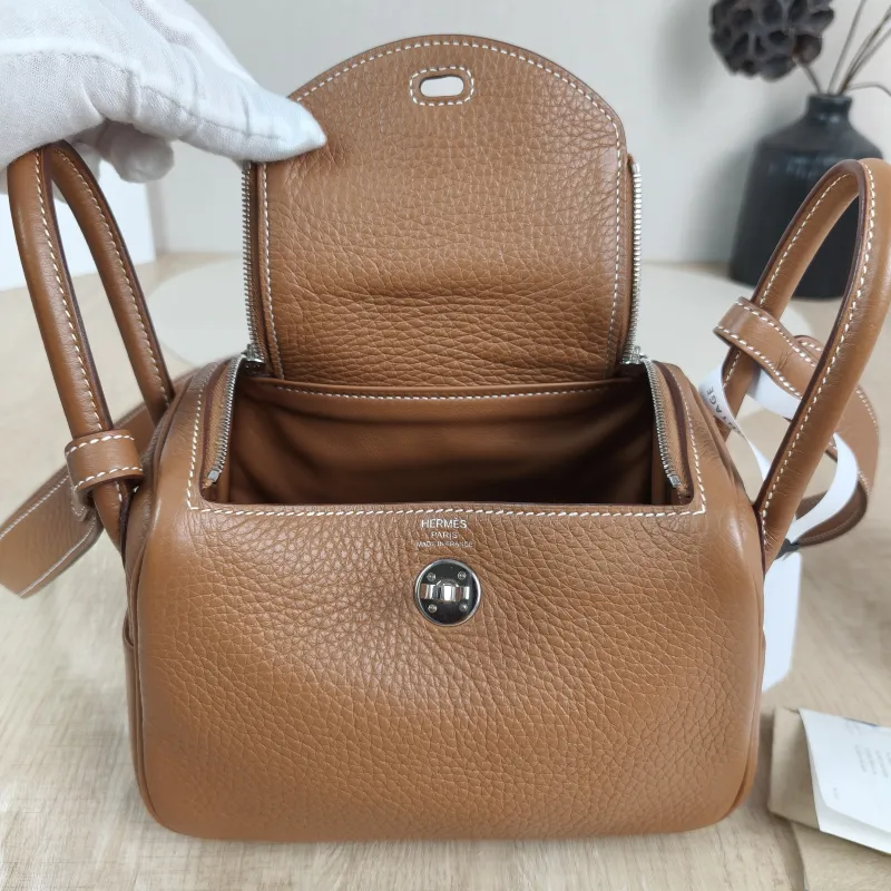 Hermès Crossbody Bag Lindy Mini 19 37 Brown TC Calfskin Mini 19 × 9.5 × 13 cm K — detail view 3 of 13