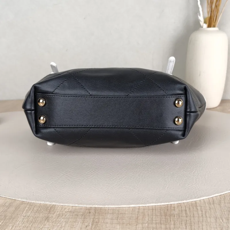 Chanel Shoulder Bag cocobeach Collection Black Lambskinmini29 × 6 × 20 cm — cover view 2 of 5