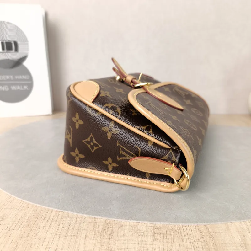 Louis Vuitton Crossbody Bag Diane Baguette Bag Shoulder Strap PVC Small24 × 9 × 15 cm — detail view 9 of 14