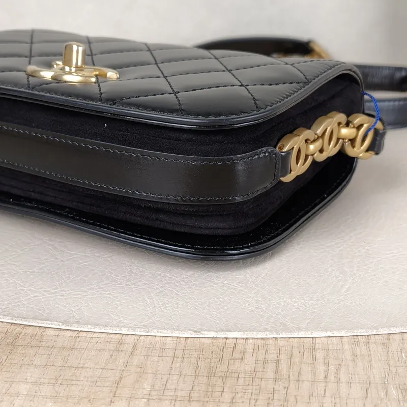 Chanel Crossbody Bag22a c Black Calfskinmini17.5 × 5.5 × 12 cm — detail view 1 of 15