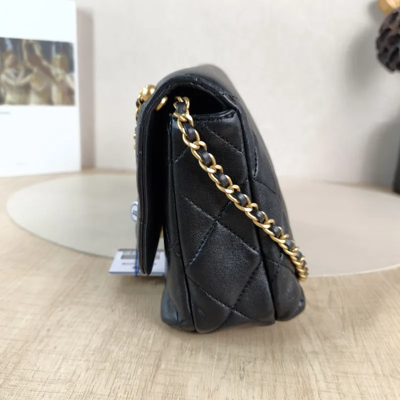 Chanel Crossbody Bag 24a Pearl Black Lambskin One Size 22 × 11 × 14.5 cm — detail view 9 of 11