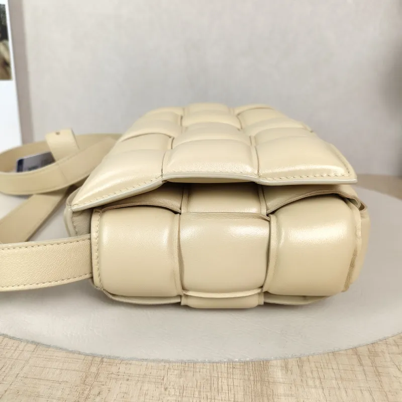 Bottega Veneta Crossbody Bag Padded Cassette Woven Lambskin Medium26 × 8 × 18 cm — detail view 1 of 14