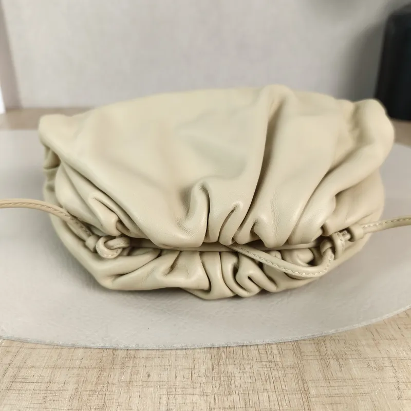Bottega Veneta Clutch The Pouch Clutch Beige Lambskinmini22 × 5 × 13 cm — detail view 8 of 10
