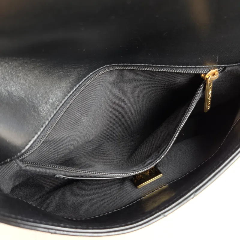 Chanel Crossbody Bag Crossbody Bag Black with Gold-Tone Hardware Lambskin One Size 24 × 6 × 15 cm — detail view 10 of 11