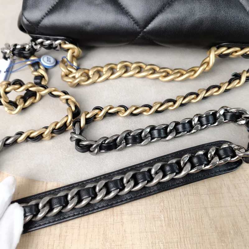 Chanel Crossbody Bag 19Bag Black SL ambskin Small 26 × 9 × 16 cm Microchip Edition — detail view 10 of 12