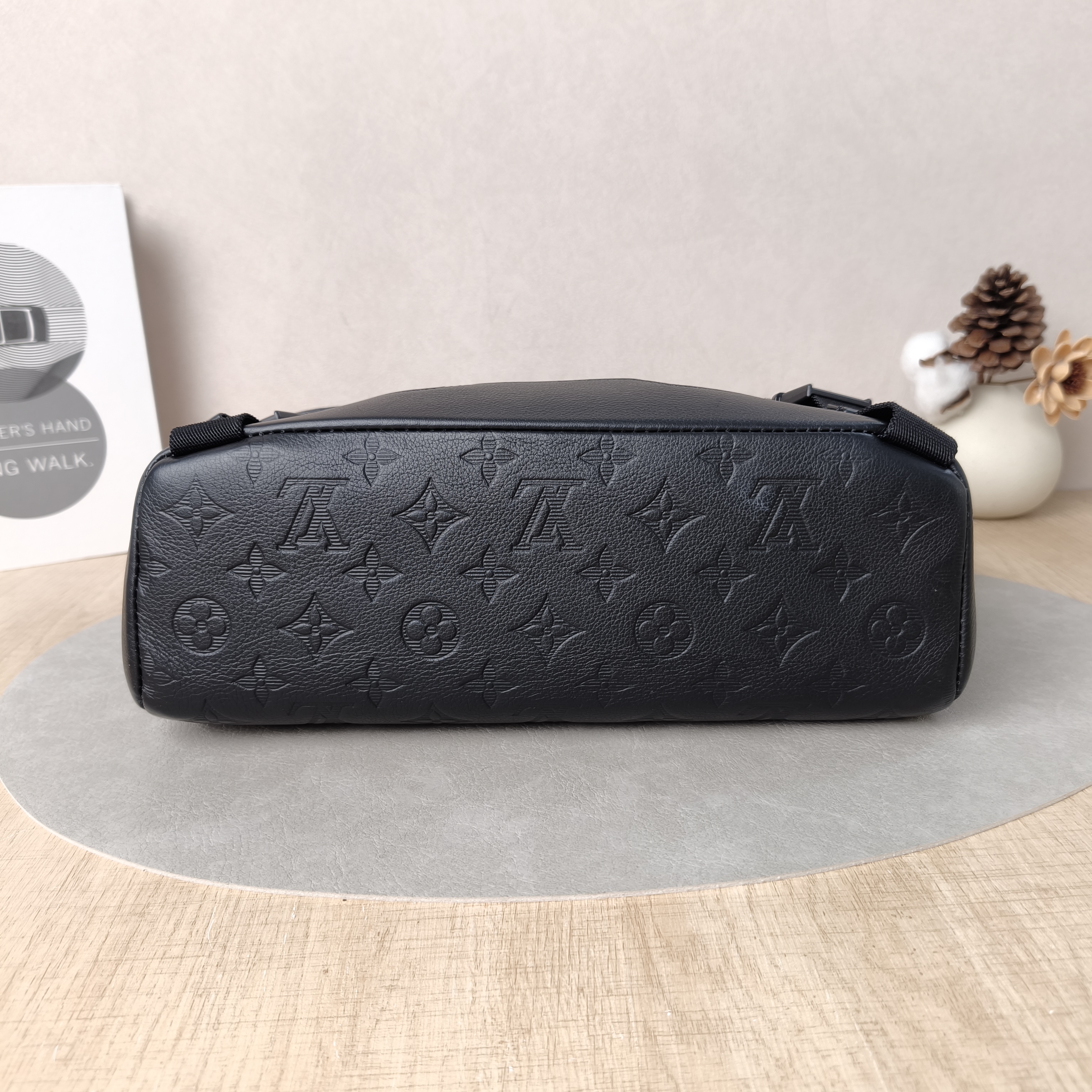 Louis Vuitton Crossbody Bag Voyager Messenger Bag Edition Black Calfskin Small33 × 11 × 22.5 cm — cover view 5 of 6