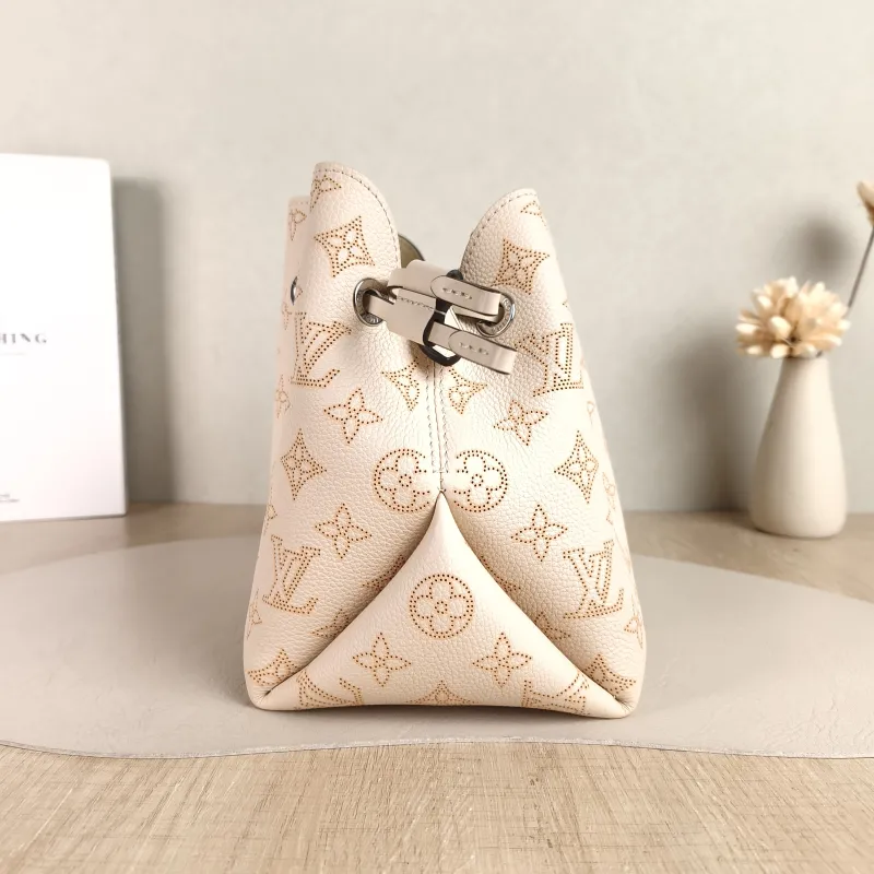 Louis Vuitton Crossbody Bag BELLA Calfskin One Size 22 × 14 × 19 cm — detail view 2 of 9