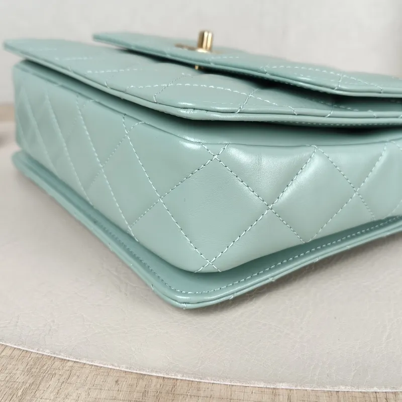 Chanel Crossbody Bag Green Calfskin One Size 22 × 7 × 16 cm — detail view 3 of 14