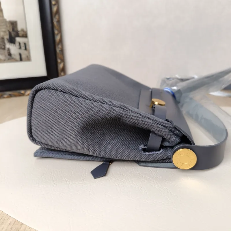 Hermès Crossbody Bag Herbag Zip 20 Calfskin，Canvasmini20.5 × 7 × 16.5 cm — cover view 4 of 11