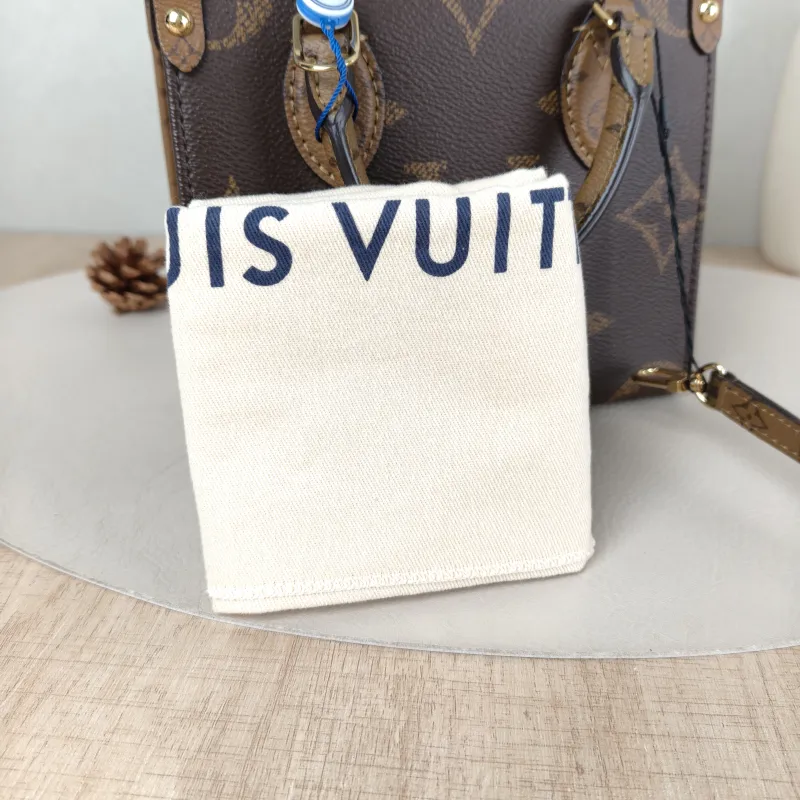 Louis Vuitton Crossbody Bag Onthego BB Monogram PVC BB 18 × 8.5 × 15 cm — detail view 6 of 11