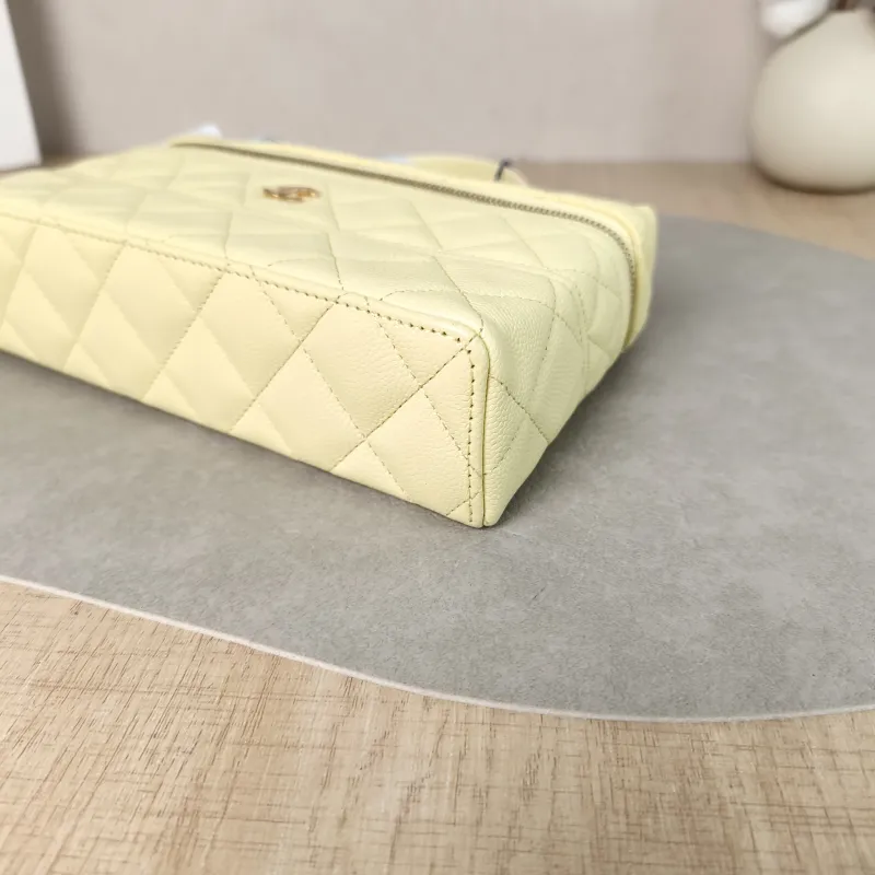 Chanel Crossbody Bag lp Yellow Grained Calfskin One Size 19.5 × 5 × 17 cm — detail view 2 of 11