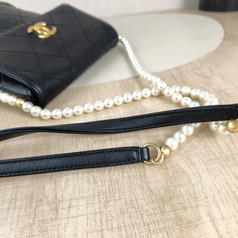 Chanel Crossbody Bag Pearl Crossbody Bag Black Calfskin One Size18.5 × 7.5 × 19 cm — detail view 2 of 11