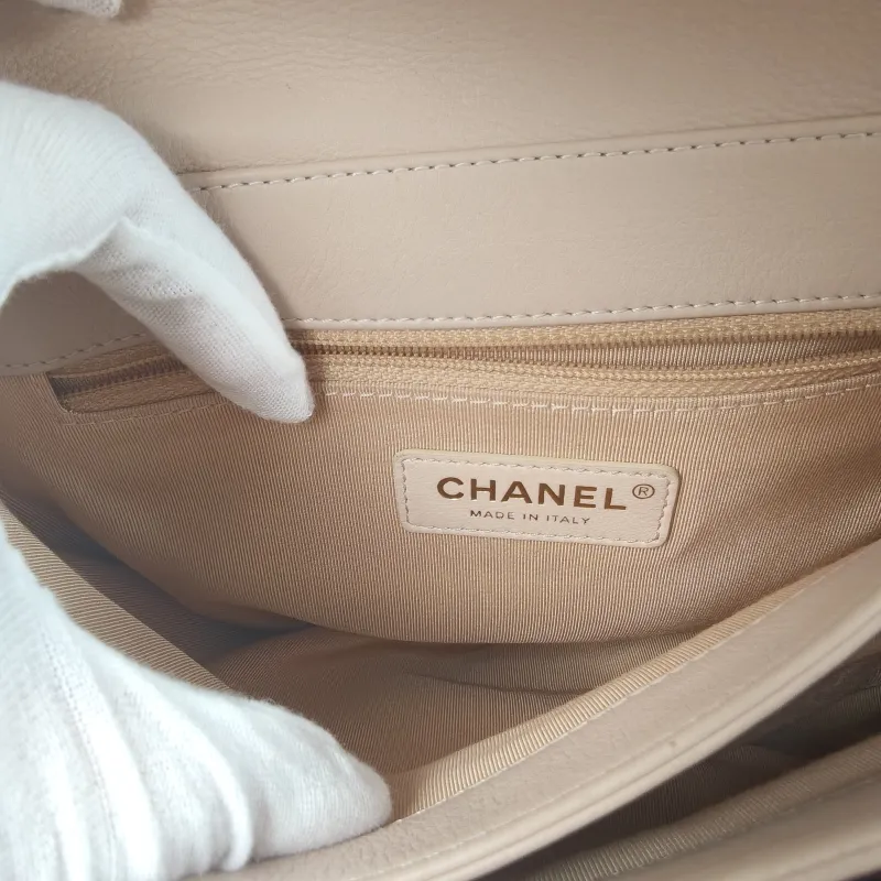Chanel Crossbody Bag Crossbody Bag Beige Calfskin One Size24 × 10 × 16 cm — detail view 8 of 13