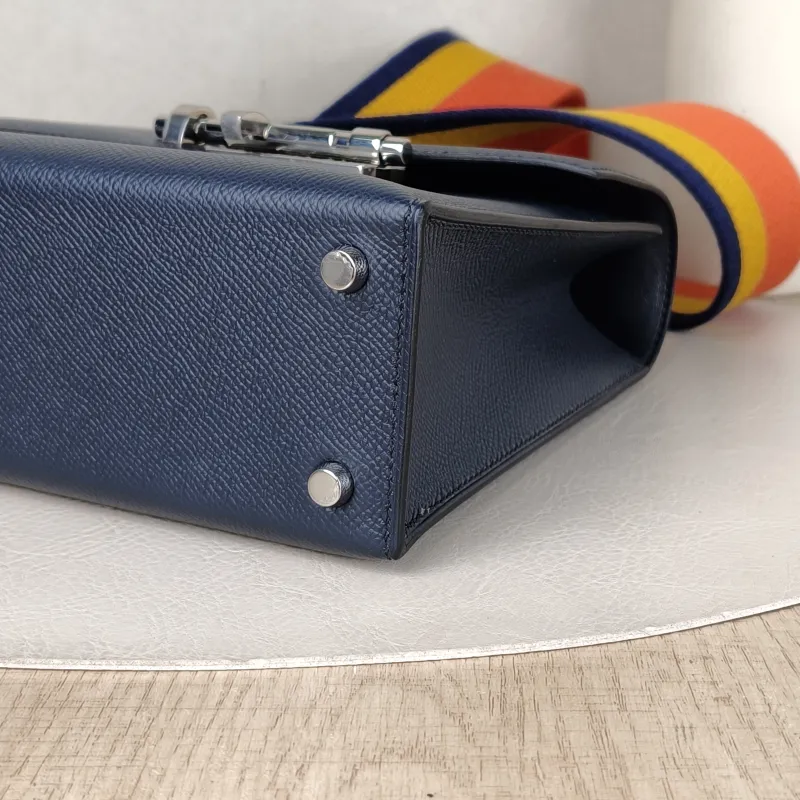 Hermès Crossbody Bag Verrou 23 Epsom Embossed Calfskin 23 × 7 × 18 cm — detail view 11 of 14