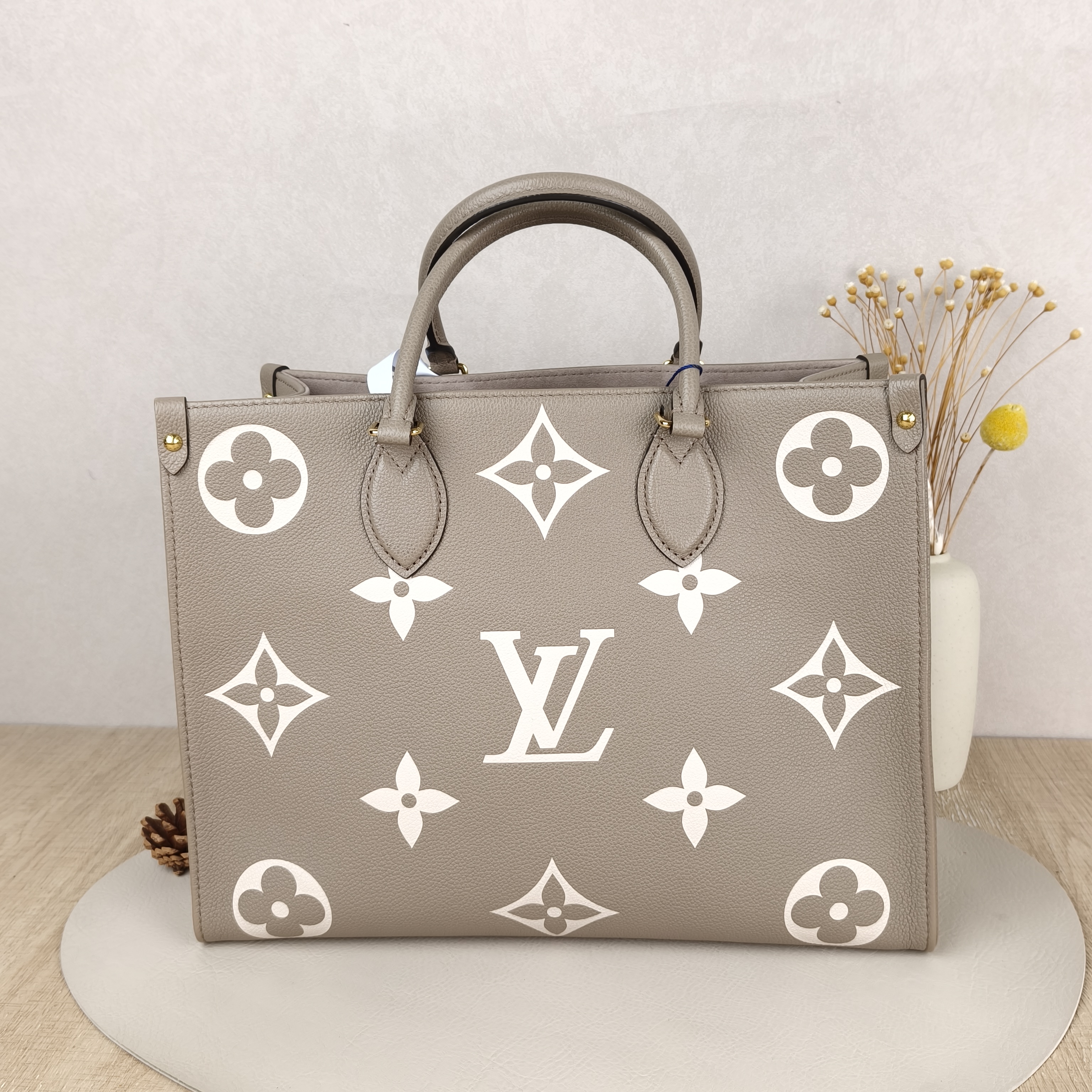 Louis Vuitton Shoulder Bag Onthego Medium · White Monogram Empreinte Embossed Calfskin Medium35 × 14 × 27 cm