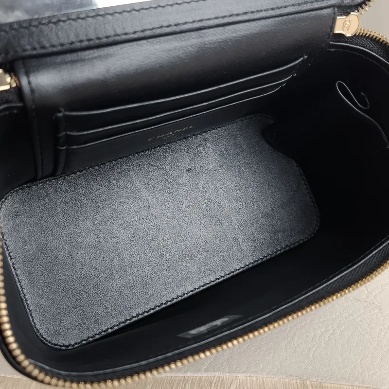 Chanel Crossbody Bag Edition Black with Gold-Tone Hardware Lambskin Mini 16 × 8 × 9.5 cm — detail view 12 of 12