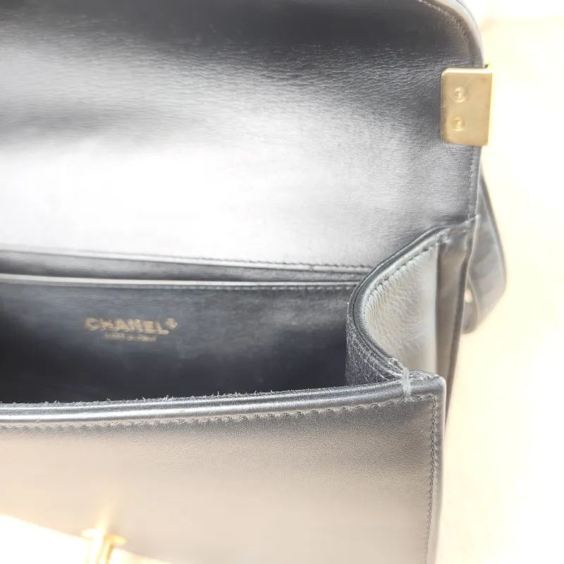 Chanel Crossbody Bag Le Boy​ Black Medium 25 × 9 × 15 cm — detail view 6 of 15