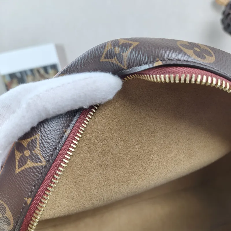 Louis Vuitton Crossbody Bag BOITE CHAPEAU SOUPLE Monogram PVC Large 20 × 8 × 22.5 cm — detail view 1 of 12