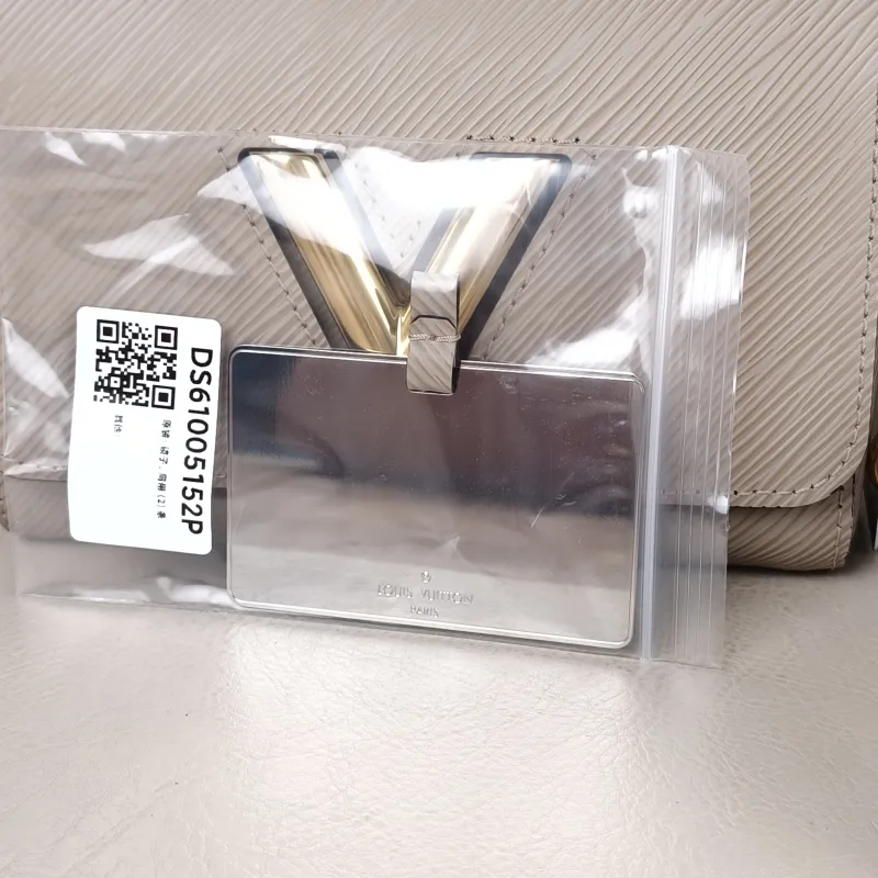 Louis Vuitton Crossbody Bag Twist Epi Embossed Calfskin Small 19 × 9 × 15 cm — detail view 3 of 12