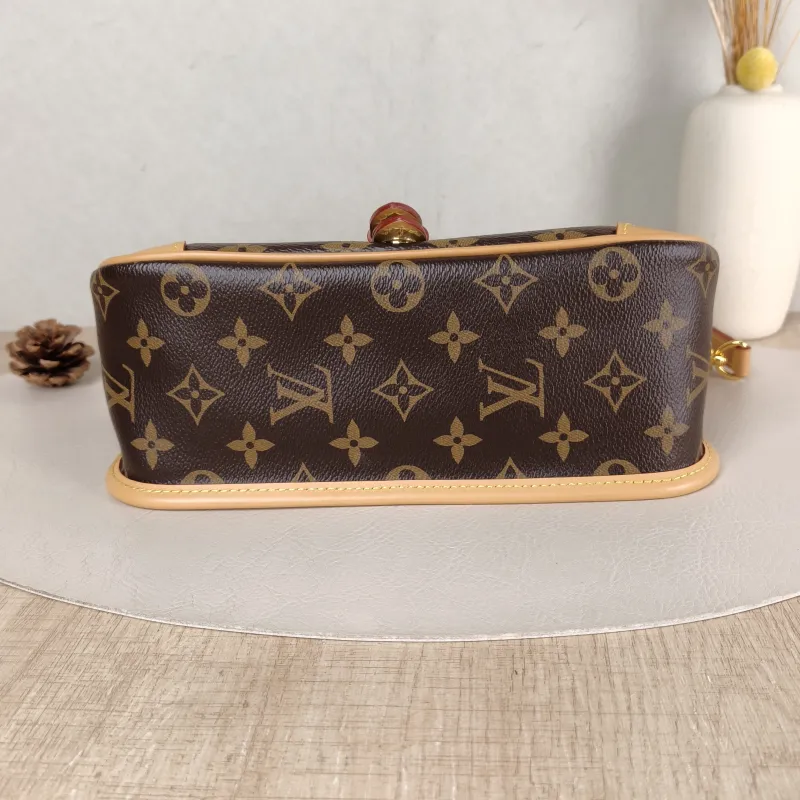 Louis Vuitton Crossbody Bag Diane Baguette Bag Shoulder Strap PVC Small 24 × 9 × 15 cm — cover view 4 of 5