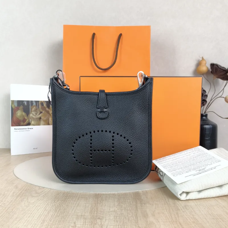 Hermès Crossbody Bag Evelyne 23 23Black TC Calfskin One Size23 × 6 × 24 cm — cover view 4 of 6