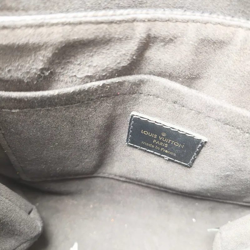 Louis Vuitton Crossbody Bag Locky BB Black Epi Embossed Calfskin BB 20 × 7.5 × 16 cm — detail view 8 of 10