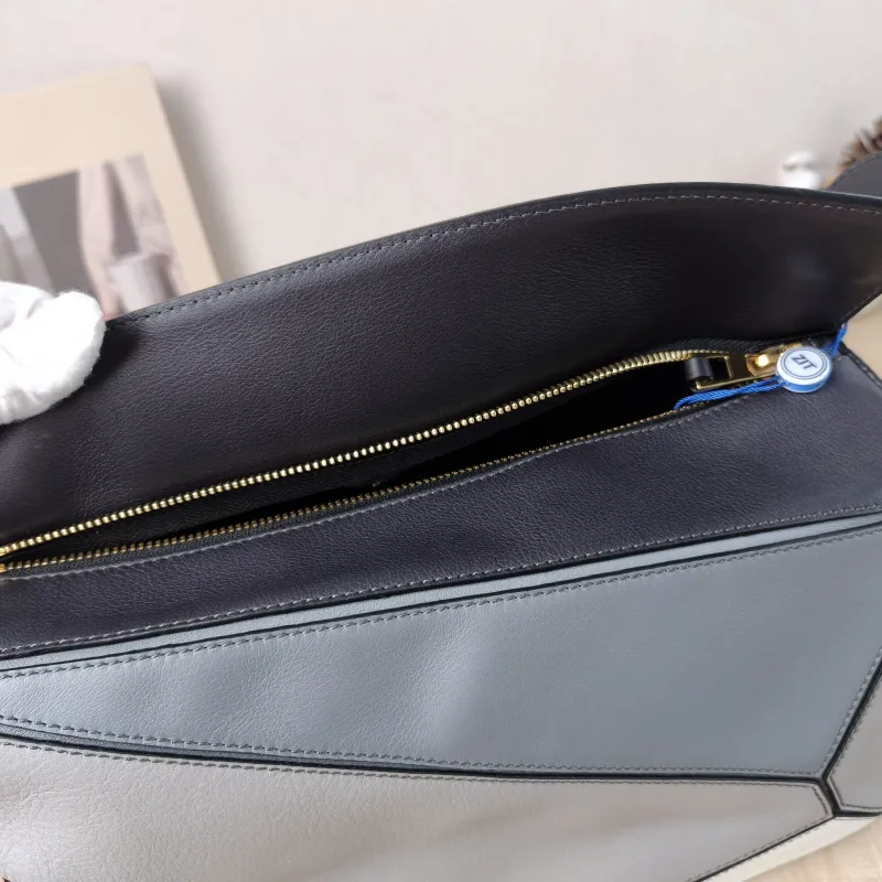 LOEWE Crossbody Bag Puzzle Colorblock Calfskin Medium 29 × 14 × 19.5 cm — detail view 8 of 15