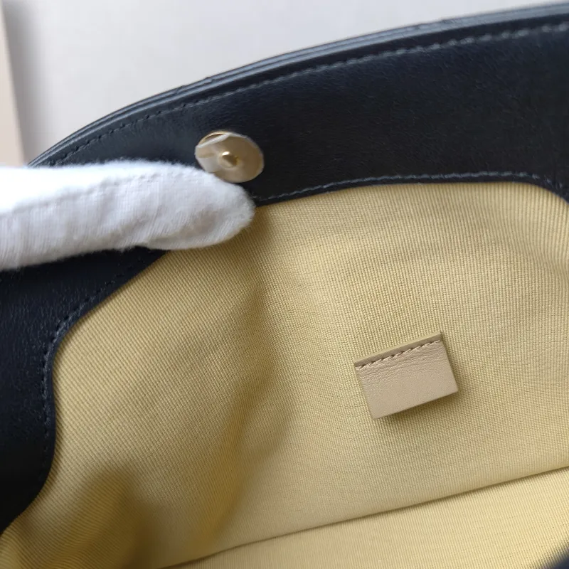 Chanel Crossbody Bag hobo Black Lambskin One Size 20 × 5 × 16.5 cm — detail view 3 of 11