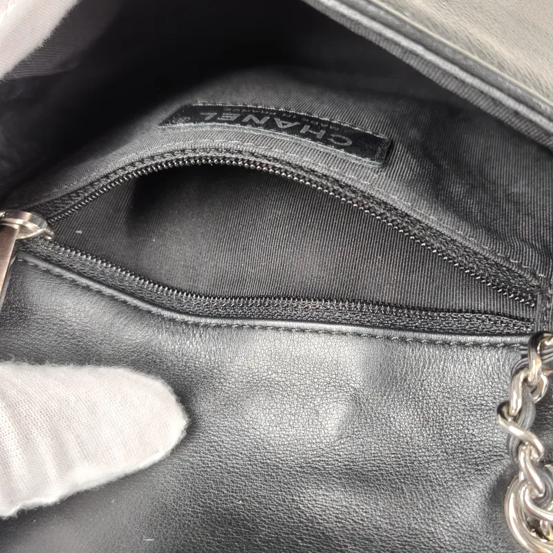 Chanel Crossbody Bag Black Lambskinmini17 × 8 × 13.5 cm — detail view 4 of 13