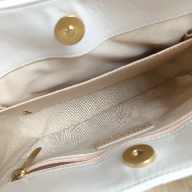 Chanel Crossbody Bag HOBO White Waxed Leather Medium 23 × 8 × 21 cm — detail view 7 of 10