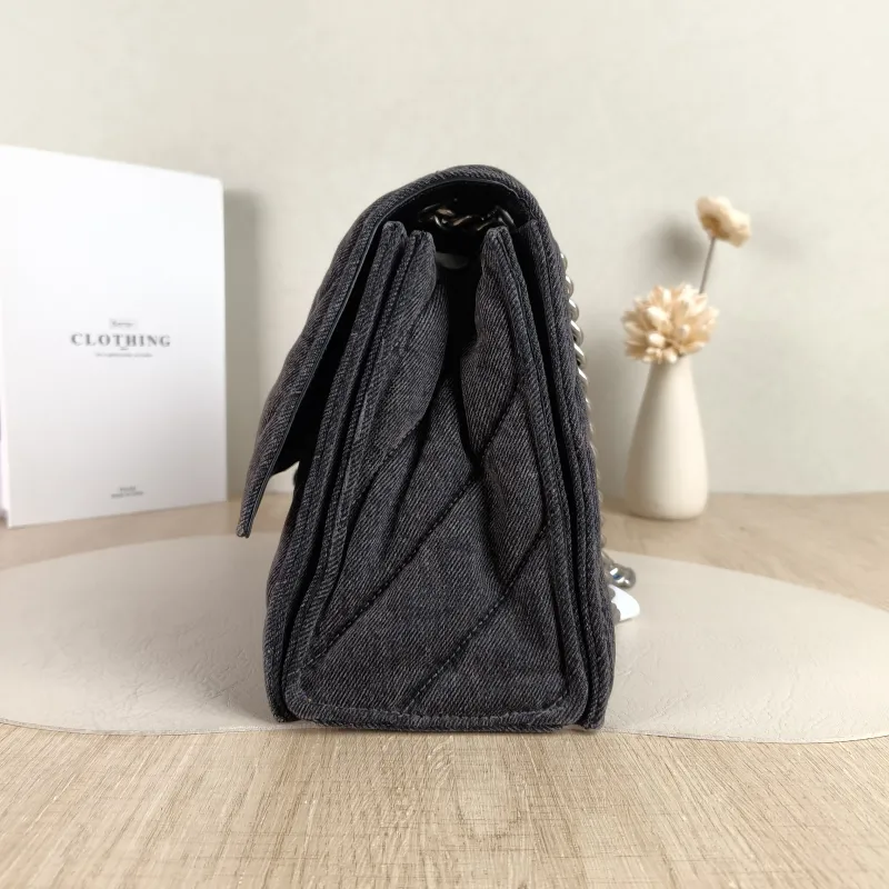 BALENCIAGA Shoulder Bag CRUSH Chain Bag Grey Medium 30 × 13 × 20 cm — detail view 3 of 12