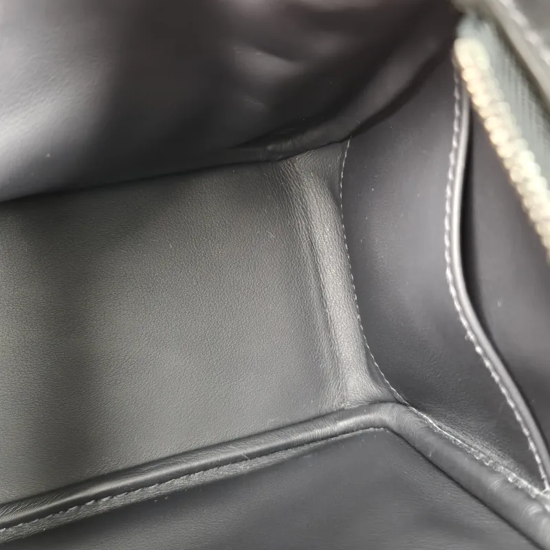 Hermès Crossbody Bag Lindy Mini 19 TC Calfskinmini19 × 9.5 × 13 cm — detail view 12 of 14