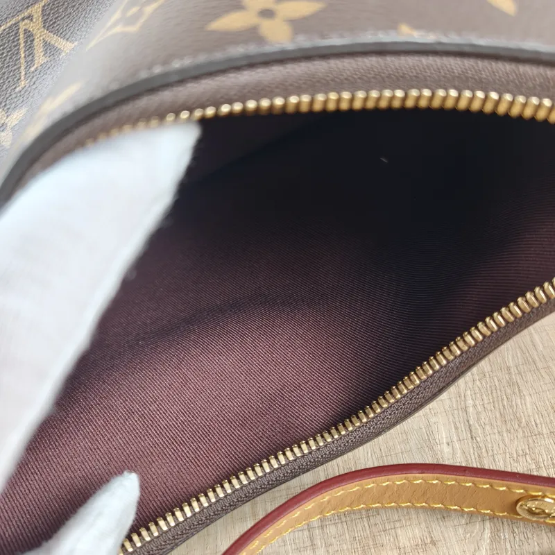 Louis Vuitton Crossbody Bag Boulogne PVC Small 26 × 9.5 × 16 cm — detail view 10 of 11