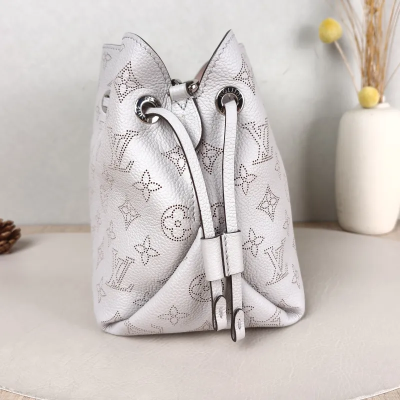 Louis Vuitton Crossbody Bag BELLA Calfskin 22 × 14 × 19 cm — detail view 10 of 10