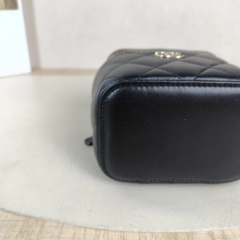 Chanel Crossbody Bag Edition Black Lambskin11 × 7 × 9 cm — detail view 10 of 14