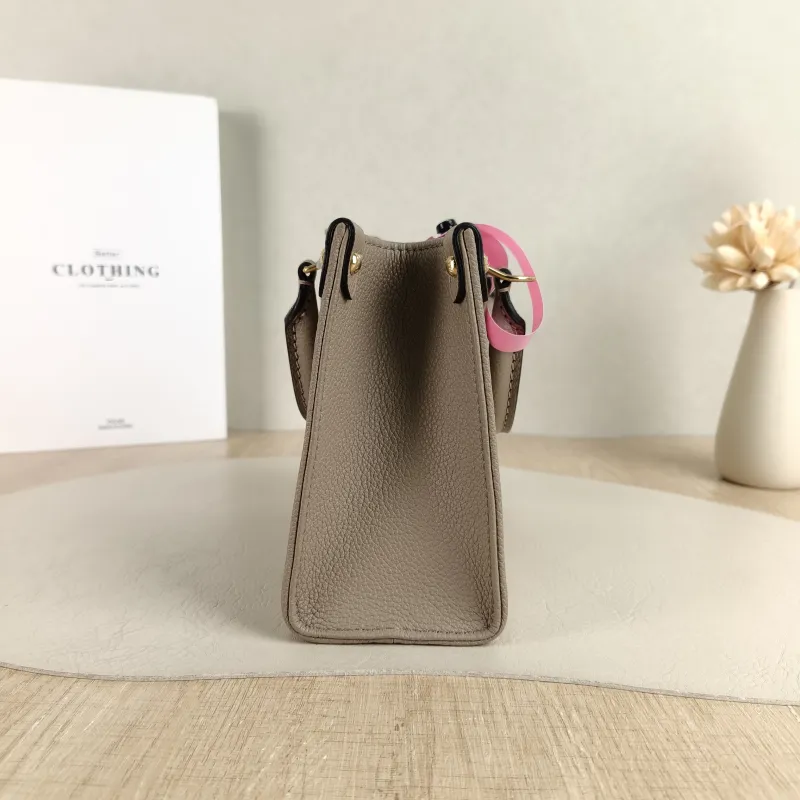 Louis Vuitton Crossbody Bag Onthego BB · White Monogram Empreinte Embossed Calfskin BB 18 × 8.5 × 15 cm — detail view 7 of 9