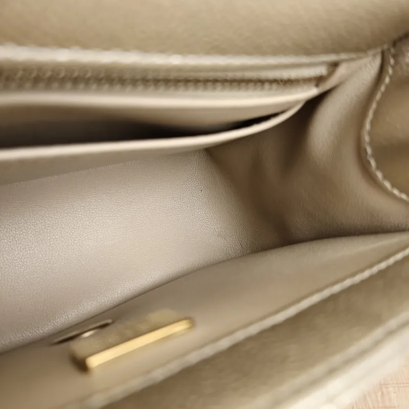 Chanel Crossbody Bag c Grained Calfskin Mini 17 × 8 × 13.5 cm — detail view 2 of 12