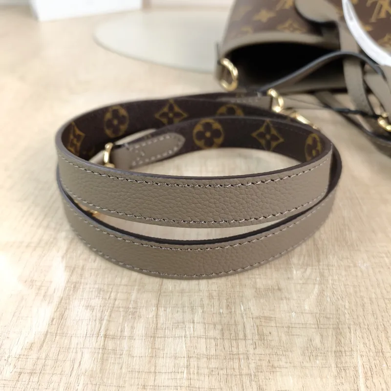 Louis Vuitton Crossbody Bag NEVERFULL INSIDE OUT BB PVC · Calfskin BB 26.5 × 11 × 16.5 cm — detail view 2 of 11