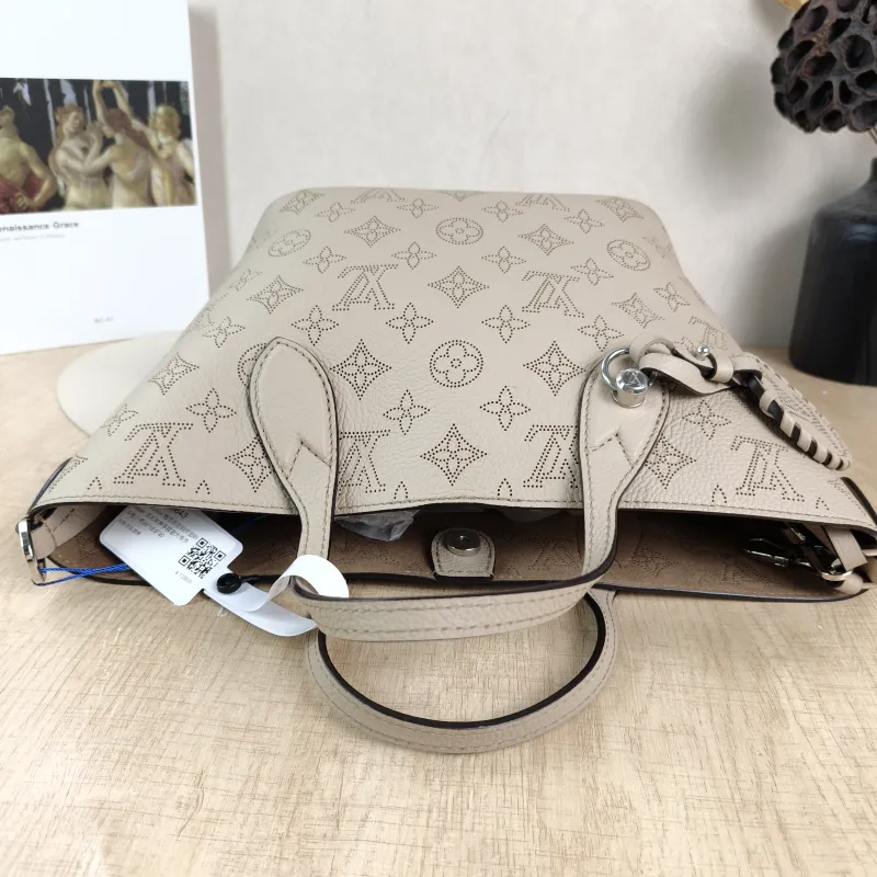 Louis Vuitton Crossbody Bag Blossom Top Handle Bag Calfskin Small20 × 12.5 × 20 cm — detail view 1 of 13