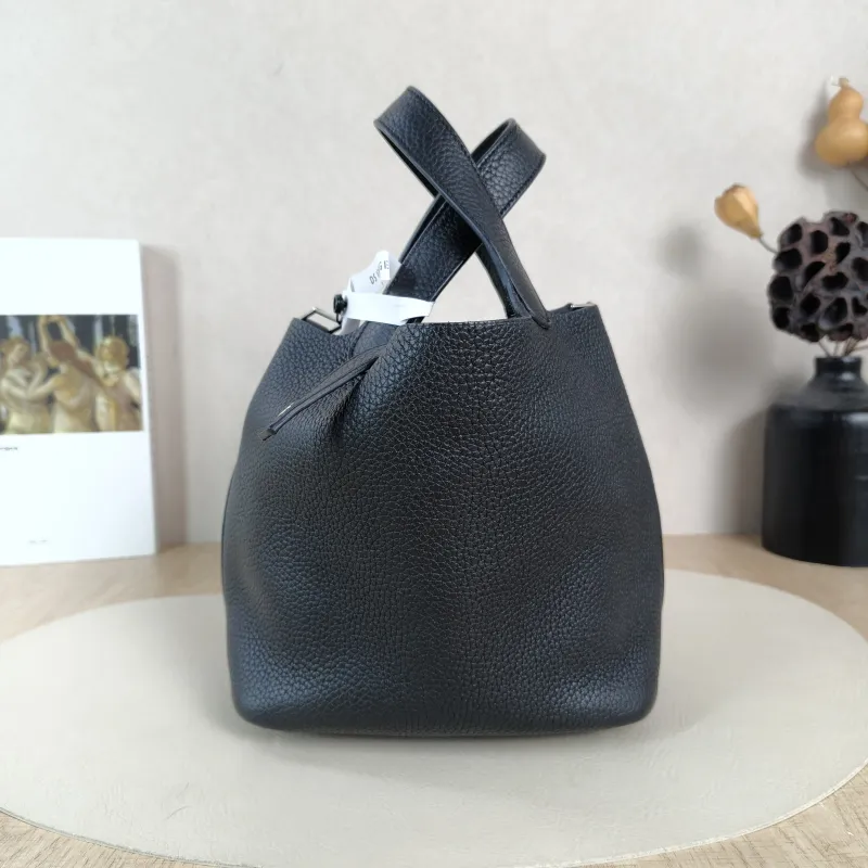Hermès Top Handle Bag Picotin Lock 18 18Black Clemence Taurillon TC Calfskin Small18 × 13 × 19 cm — detail view 3 of 12