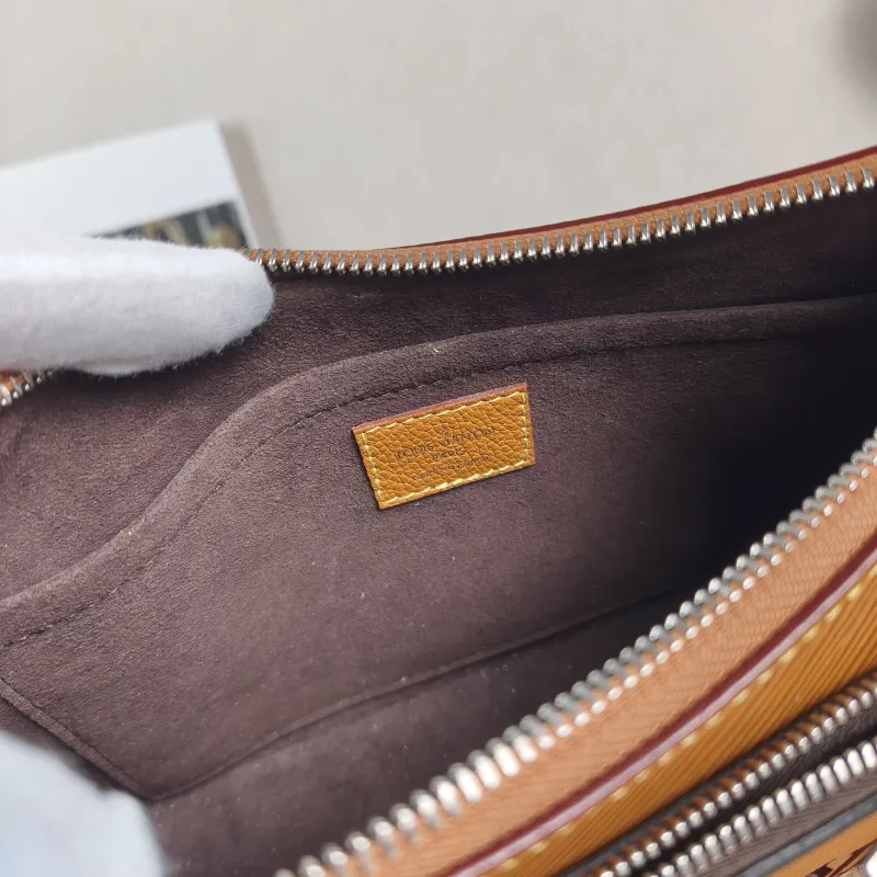 Louis Vuitton Crossbody Bag MARELLE Epi Embossed Calfskin Small25 × 8 × 15 cm — detail view 10 of 10