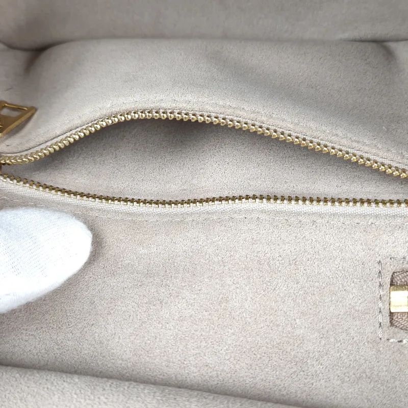 Louis Vuitton Shoulder Bag VANITY Cosmetic Bag Grey Calfskin Small19 × 11 × 13 cm — detail view 3 of 15