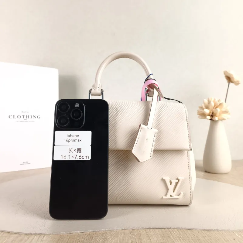 Louis Vuitton Crossbody Bag CLUNY White Epi Embossed Calfskin Mini 20 × 7.5 × 16 cm — cover view 2 of 5