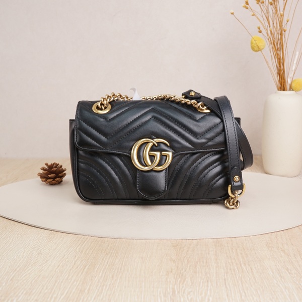 GUCCI Marmont22Black with Gold-Tone Hardware Calfskin · 22 × 6 × 13 cm