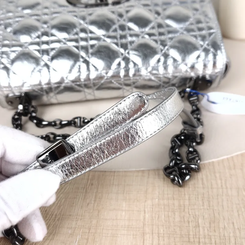 DIOR Crossbody Bag Caro Chain Bag Silver Waxed Leather Medium25.5 × 9 × 15.5 cm — detail view 7 of 13